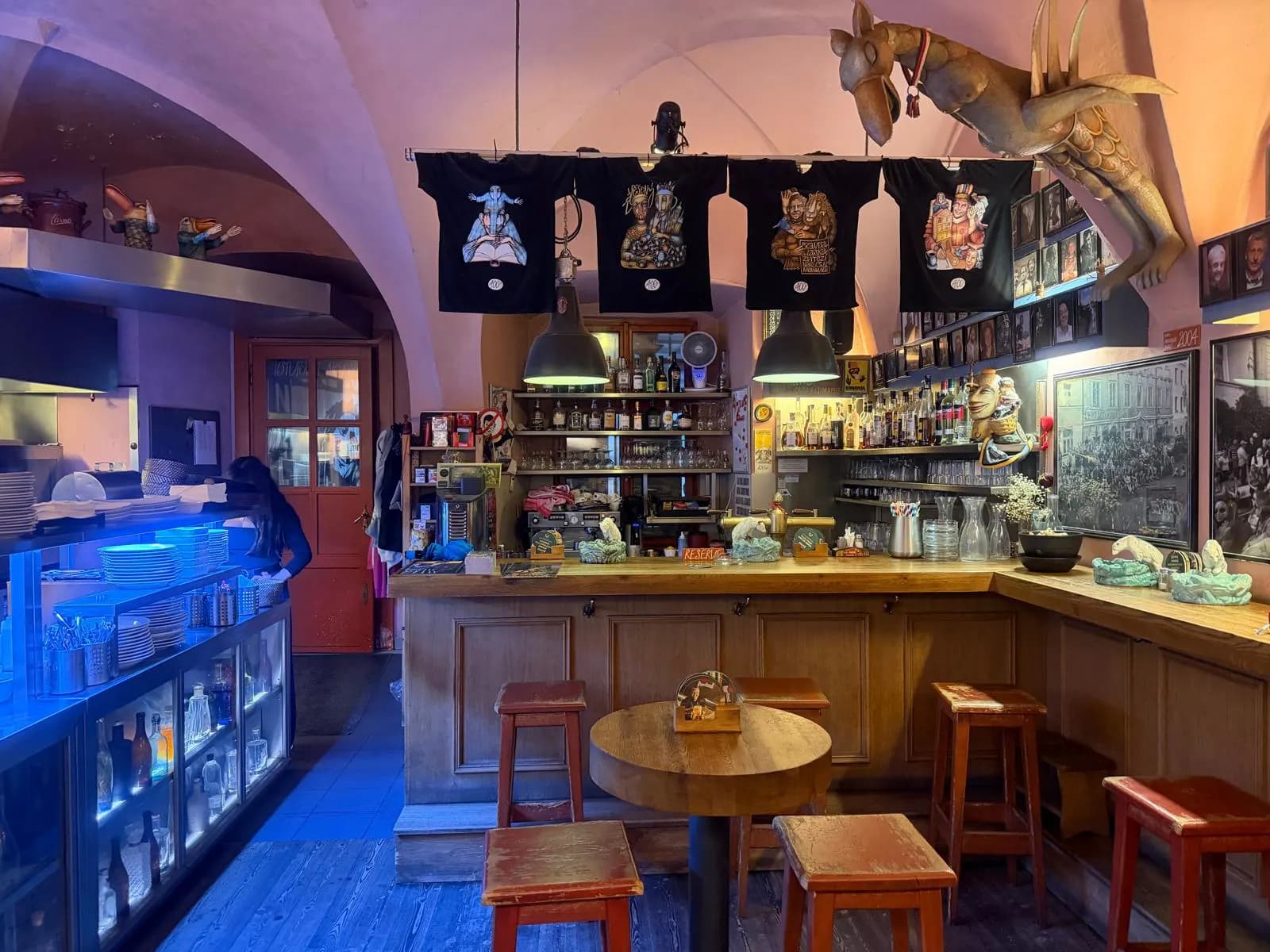 Interiér kavárny U zavěšenýho kafe